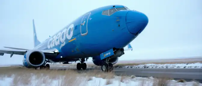 Инцидент в Норильске: грузовой Boeing 737 авиакомпании S7 выкатился за пределы полосы