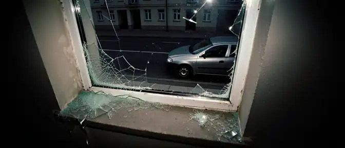 Падение обломков беспилотников во Владимире привело к повреждению жилого дома и автомобилей